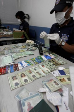 Salvador, Bahia / Brezilya - 27 Şubat 2017: Salvador Belediyesi 'nin Salvador Belediyesi üyesi, Salvador Karnavalı' nda bulunan belgeleri incelerken görüldü.
