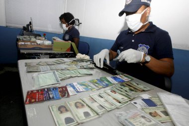 Salvador, Bahia / Brezilya - 27 Şubat 2017: Salvador Belediyesi 'nin Salvador Belediyesi üyesi, Salvador Karnavalı' nda bulunan belgeleri incelerken görüldü.