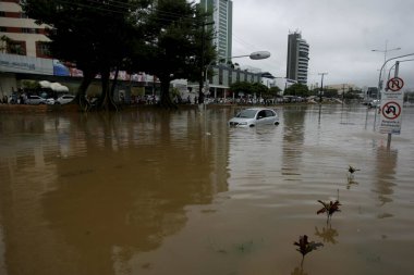 Salvador, Bahia / Brezilya - 9 Nisan 2015: Salvador 'daki Avenida Antanio Carlos Magalhaes' e yağmur nedeniyle sel basmış bölgede araç durduruldu