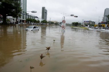 Salvador, Bahia / Brezilya - 9 Nisan 2015: Salvador 'daki Avenida Antanio Carlos Magalhaes' e yağmur nedeniyle sel basmış bölgede araç durduruldu
