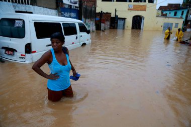 Salvador, Bahia / Brezilya - 27 Nisan 2015: Salvador 'daki Narandiba Mahallesi' nde sular altında kalan arela 'da insanlar görülüyor.