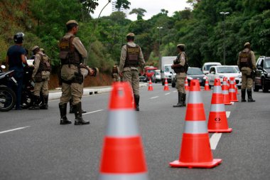 Salvador, Bahia / Brezilya - 12 Şubat 2015: Salvador 'da Detran-BA ile birlikte askeri polis ajanları motosikletçilere polis baskını düzenledi. * * * Yerel altyazı * *
