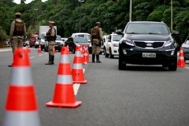 Salvador, Bahia / Brezilya - 12 Şubat 2015: Salvador 'da Detran-BA ile birlikte askeri polis ajanları motosikletçilere polis baskını düzenledi. * * * Yerel altyazı * *
