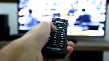 Salvador, Bahia / Brezilya - 18 Ekim 2014: Salvador şehrindeki LCD televizyonunun uzaktan kumandası. * * * Yerel altyazı * *