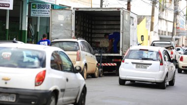Salvador, Bahia / Brezilya - 20 Temmuz 2016: Salvador şehir merkezinde kargo kamyonu siparişlerini boşaltırken görüldü