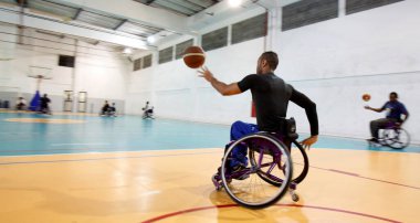 Salvador, bahia / brrazil - 29 Eylül 2016: Salvador 'un Ondina ilçesindeki Faculdade Social da Bahia Spor Salvador Spor Salmnasium' unda tekerlekli sandalyedeki basketbol atletleri görülüyor. * * * Yerel altyazı * *