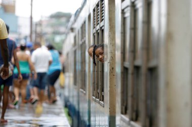 Salvador, Bahia / Brezilya - 15 Nisan 2015: Yolcular Salvador 'un banliyösünde bir tren vagonunda görüldü.