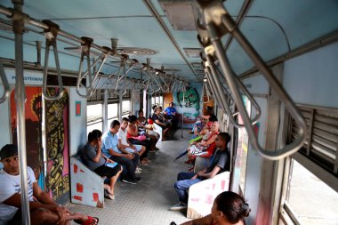 Salvador, Bahia / Brezilya - 15 Nisan 2015: Yolcular Salvador 'un banliyösünde bir tren vagonunda görüldü.