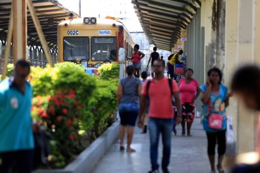 Salvador, Bahia / Brezilya - 17 Eylül 2016: Yolcular Salvador 'un Calcada semtindeki tren istasyonunda görüldü. * * * Yerel altyazı * * 
