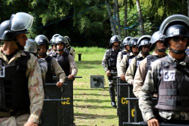 Lauro de Freitas, Bahia / Brezilya - 27 Temmuz 2016: Lauro de Freitas şehrinde risk bölgesi operasyonu ve kriz yönetimi eğitimi sırasında Choque Taburu üyeleri görülüyor. * * * Yerel altyazı * *