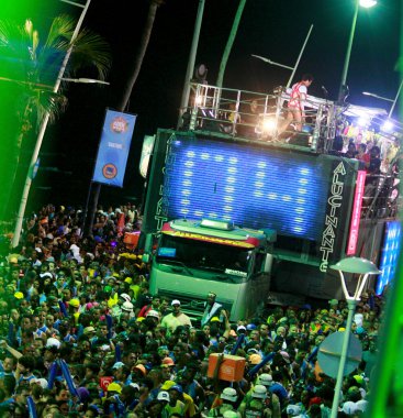 Salvador, Bahia / Brezilya - 16 Şubat 2015: Salvador 'daki karnaval sırasında Campo Grande Mahallesi' nde insanlar elektrikli üçlüyle görüldü.