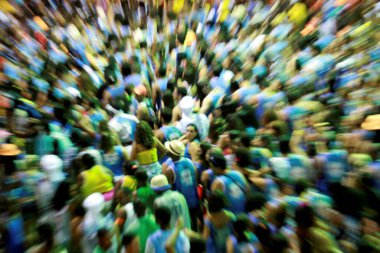 Salvador, Bahia / Brezilya - 16 Şubat 2015: Salvador 'daki karnaval sırasında Campo Grande mahallesinde insanlar görüldü.