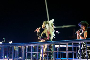 Salvador, Bahia / Brezilya - 16 Şubat 2015: Şarkıcı Daniela Mercury, Salvador Karnavalı sırasında Barra bölgesindeki Crocodilo bloğunun üyelerine sunum yaparken görüldü.