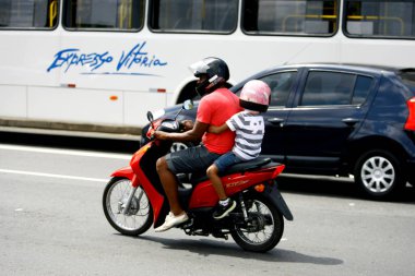Salvador, Bahia / Brezilya - 3 Eylül 2014: motosikletçi, Salvador şehrinde motosikletin arkasında bir çocukla seyahat ederken görüldü. * * * Yerel altyazı * *