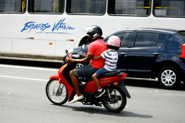 Salvador Bahia Brazilské Září 2014 Motocyklista Viděn Jak Cestuje Dítětem — Stock fotografie