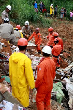 Salvador, Bahia / Brezilya - 28 Nisan 2015: Bahia itfaiye teşkilatı mensupları, Salvador 'daki Barro Branco bölgesinde çökmüş bir arazide bir kurbanın cesedini kurtarmaya çalışırken görüldü.