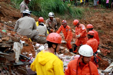 Salvador, Bahia / Brezilya - 28 Nisan 2015: Bahia itfaiye teşkilatı mensupları, Salvador 'daki Barro Branco bölgesinde çökmüş bir arazide bir kurbanın cesedini kurtarmaya çalışırken görüldü.
