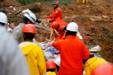 Salvador, Bahia / Brezilya - 28 Nisan 2015: Bahia itfaiye teşkilatı mensupları, Salvador 'daki Barro Branco bölgesinde çökmüş bir arazide bir kurbanın cesedini kurtarmaya çalışırken görüldü.