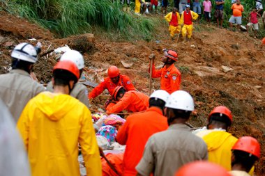 Salvador, Bahia / Brezilya - 28 Nisan 2015: Bahia itfaiye teşkilatı mensupları, Salvador 'daki Barro Branco bölgesinde çökmüş bir arazide bir kurbanın cesedini kurtarmaya çalışırken görüldü..