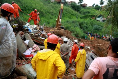 Salvador, Bahia / Brezilya - 28 Nisan 2015: Bahia itfaiye teşkilatı mensupları, Salvador 'daki Barro Branco bölgesinde çökmüş bir arazide bir kurbanın cesedini kurtarmaya çalışırken görüldü..