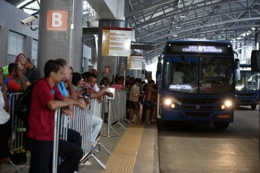 Salvador, Bahia / Brezilya - 8 Eylül 2017: Yolcular Salvador kentindeki Estacao Mussurunga 'da yolcu otobüslerinde görülmektedir. Burası, şehrin metro hattının ikinci hattıyla bağlantılı bir aktarma istasyonu olarak hizmet veriyor. * * * Yerel altyazı * *