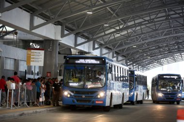 Salvador, Bahia / Brezilya - 8 Eylül 2017: Yolcular Salvador kentindeki Estacao Mussurunga 'da yolcu otobüslerinde görülmektedir. Burası, şehrin metro hattının ikinci hattıyla bağlantılı bir aktarma istasyonu olarak hizmet veriyor. * * * Yerel altyazı * *