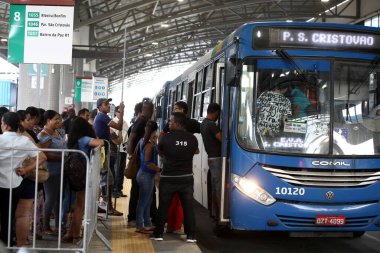Salvador, Bahia / Brezilya - 8 Eylül 2017: Yolcular Salvador kentindeki Estacao Mussurunga 'da yolcu otobüslerinde görülmektedir. Burası, şehrin metro hattının ikinci hattıyla bağlantılı bir aktarma istasyonu olarak hizmet veriyor. * * * Yerel altyazı * *