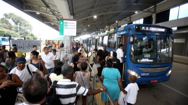 Salvador, Bahia / Brezilya - 8 Eylül 2017: Yolcular Salvador kentindeki Estacao Mussurunga 'da yolcu otobüslerinde görülmektedir. Burası, şehrin metro hattının ikinci hattıyla bağlantılı bir aktarma istasyonu olarak hizmet veriyor. * * * Yerel altyazı * *