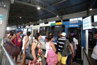Salvador, Bahia / Brezilya - 8 Eylül 2017: Yolcular Salvador kentindeki Estacao Mussurunga 'da yolcu otobüslerinde görülmektedir. Burası, şehrin metro hattının ikinci hattıyla bağlantılı bir aktarma istasyonu olarak hizmet veriyor. * * * Yerel altyazı * *