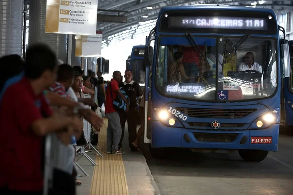 Salvador, Bahia / Brezilya - 8 Eylül 2017: Yolcular Salvador kentindeki Estacao Mussurunga 'da yolcu otobüslerinde görülmektedir. Burası, şehrin metro hattının ikinci hattıyla bağlantılı bir aktarma istasyonu olarak hizmet veriyor. * * * Yerel altyazı * *