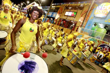 Salvador, Bahia / Brezilya - 14 Şubat 2015: bir kadın perküsyon grubu olan Banda Dida, Salvador Karnavalı sırasında Campo Grande Mahallesi 'nde görülmüştür. * * * Yerel altyazı * *