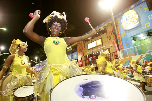 2015年2月14日 サルバドール市のカーニバル期間中にカンポ グランデ地区で行われた公演で 女性打楽器グループ バンダ ディダ Banda Dida のメンバーが出演 本内容は上記のウェブ版に掲載されている記事を — ストック写真