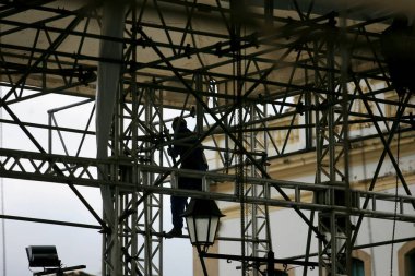 Salvador, Bahia / Brezilya - 19 Haziran 2015: İşçiler, Salvador 'daki Sao Joao şenlikleri için Pelourinho' da bir sahne yapısı kurmaya çalışırken görüldü.
