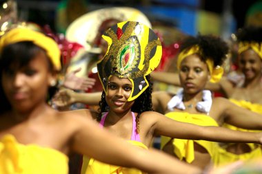 Salvador, Bahia / Brezilya - 14 Şubat 2015: Salvador 'daki Karnaval kutlamaları sırasında Campo Grande' de Afro Muzenza bloğu üyeleri görüldü. * * * Yerel altyazı * *