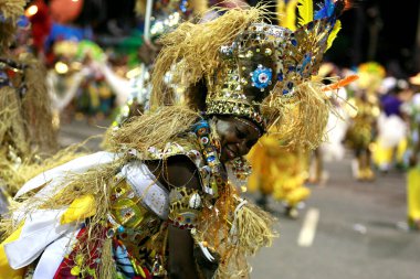 Salvador, Bahia / Brezilya - 14 Şubat 2015: Salvador 'daki Karnaval kutlamaları sırasında Campo Grande Mahallesi Afro Erkek DeBale üyeleri. 