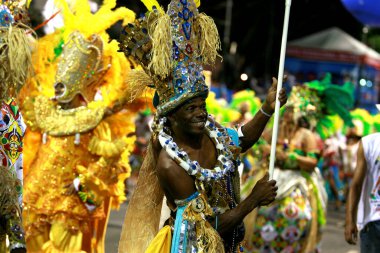 Salvador, Bahia / Brezilya - 14 Şubat 2015: Salvador 'daki Karnaval kutlamaları sırasında Campo Grande Mahallesi Afro Erkek DeBale üyeleri. 
