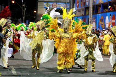Salvador, Bahia / Brezilya - 14 Şubat 2015: Salvador 'daki Karnaval kutlamaları sırasında Campo Grande Mahallesi Afro Erkek DeBale üyeleri. 