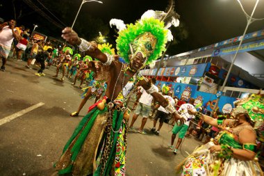 Salvador, Bahia / Brezilya - 14 Şubat 2015: Salvador 'daki Karnaval kutlamaları sırasında Campo Grande Mahallesi Afro Erkek DeBale üyeleri. 