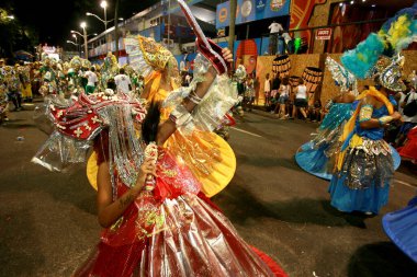 Salvador, Bahia / Brezilya - 14 Şubat 2015: Salvador 'daki Karnaval kutlamaları sırasında Campo Grande Mahallesi Afro Erkek DeBale üyeleri. 