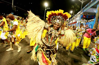 Salvador, Bahia / Brezilya - 14 Şubat 2015: Salvador 'daki Karnaval kutlamaları sırasında Campo Grande Mahallesi Afro Erkek DeBale üyeleri. 