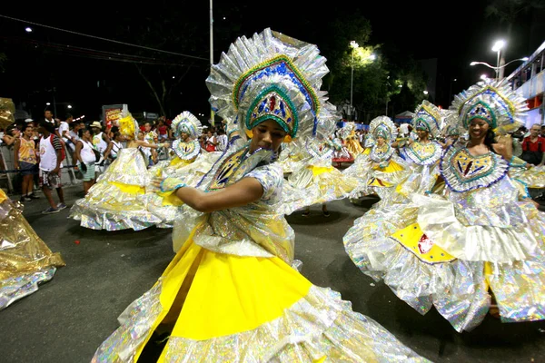 2015年2月14日 サルバドール市でのカーニバルの際に アフリカ男性デベール地区のメンバーがカンポ グランデ地区で見られる — ストック写真