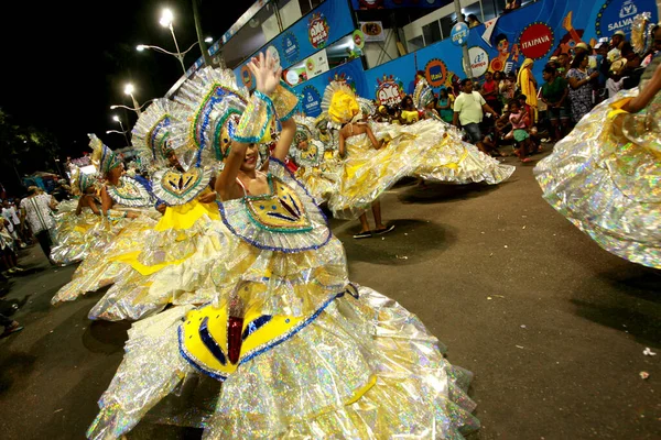 2015年2月14日 サルバドール市でのカーニバルの際に アフリカ男性デベール地区のメンバーがカンポ グランデ地区で見られる — ストック写真