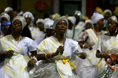 Salvador, Bahia / Brezilya - 14 Şubat 2015: Afoxe Filhos de Korin Efan bloğu üyeleri Salvador 'daki karnaval kutlamaları sırasında Campo Grande kırsalında görüldü.