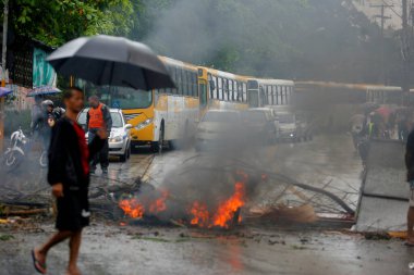 Salvador, Bahia / Brezilya - 27 Nisan 2015: Salvador 'daki Piraja Mahallesi sakinlerinin gösterisi. Grup, bölgedeki yağmurun yol açtığı sorunları protesto etmek için lastik ve ağaç dalları yakıyor. * * * Yerel altyazı * *