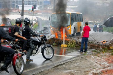 Salvador, Bahia / Brezilya - 27 Nisan 2015: Salvador 'daki Piraja Mahallesi sakinlerinin gösterisi. Grup, bölgedeki yağmurun yol açtığı sorunları protesto etmek için lastik ve ağaç dalları yakıyor. * * * Yerel altyazı * *