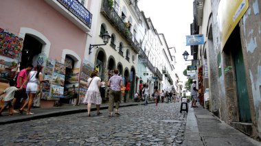Salvador, Bahia / Brezilya - 17 Nisan 2015: Salvador şehrinin tarihi merkezi Pelourinho 'da insanlar görüldü