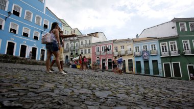 Salvador, Bahia / Brezilya - 17 Nisan 2015: Salvador şehrinin tarihi merkezi Pelourinho 'da insanlar görüldü