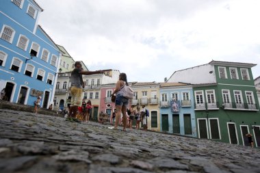 Salvador, Bahia / Brezilya - 17 Nisan 2015: Salvador şehrinin tarihi merkezi Pelourinho 'da insanlar görüldü
