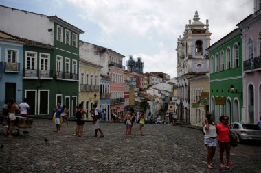 Salvador, Bahia / Brezilya - 17 Nisan 2015: Salvador şehrinin tarihi merkezi Pelourinho 'da insanlar görüldü