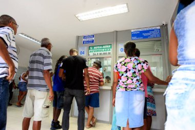 Salvador, Bahia / Brezilya - 20 Aralık 2016: Salvador 'un Cajazeiras semtinde insanlar piyango kuyruğunda görüldü